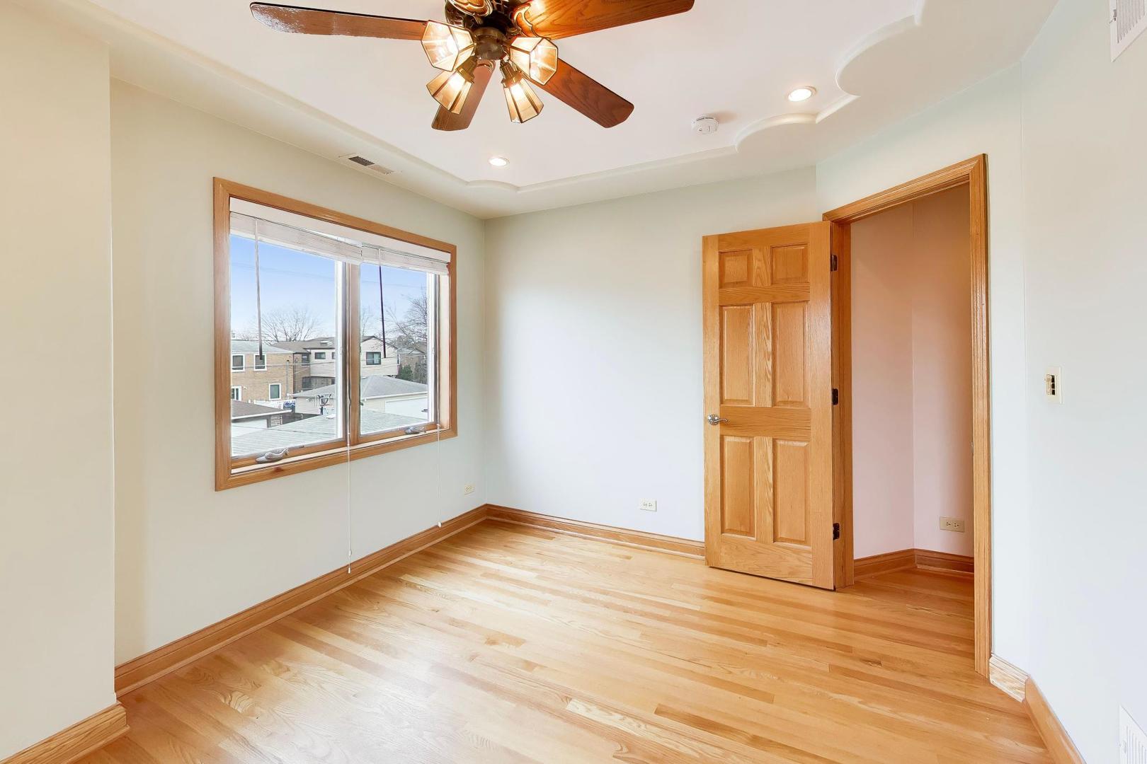 5731 S Newland Avenue, Chicago, IL 60638