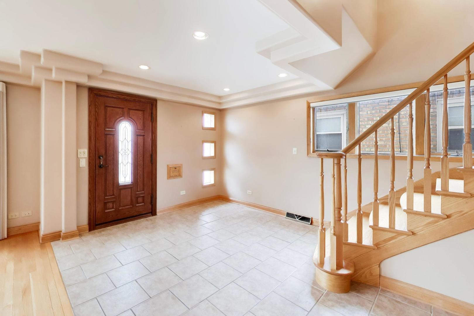 5731 S Newland Avenue, Chicago, IL 60638