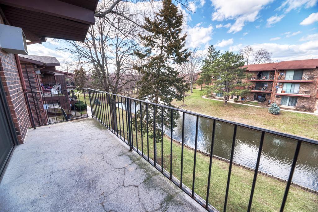 2440 Waterbury Drive #305, Woodridge, IL 60517