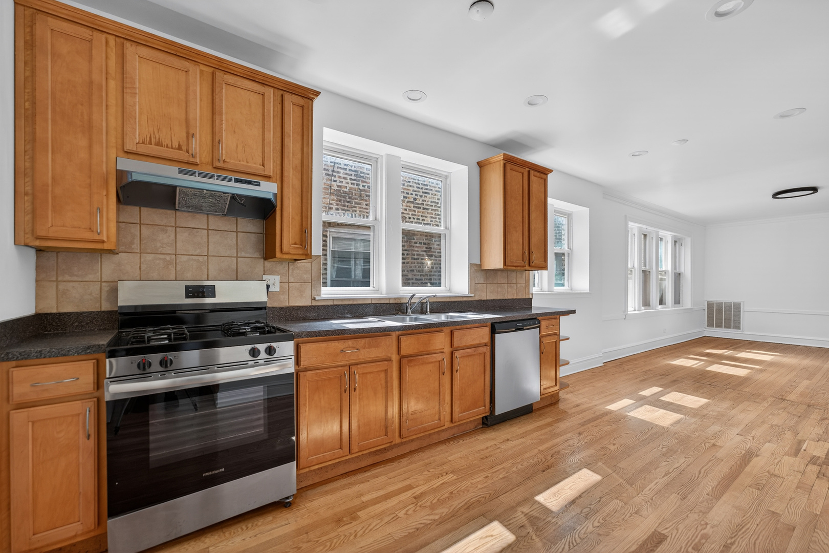 6117 N Washtenaw Avenue, Chicago, IL 60659