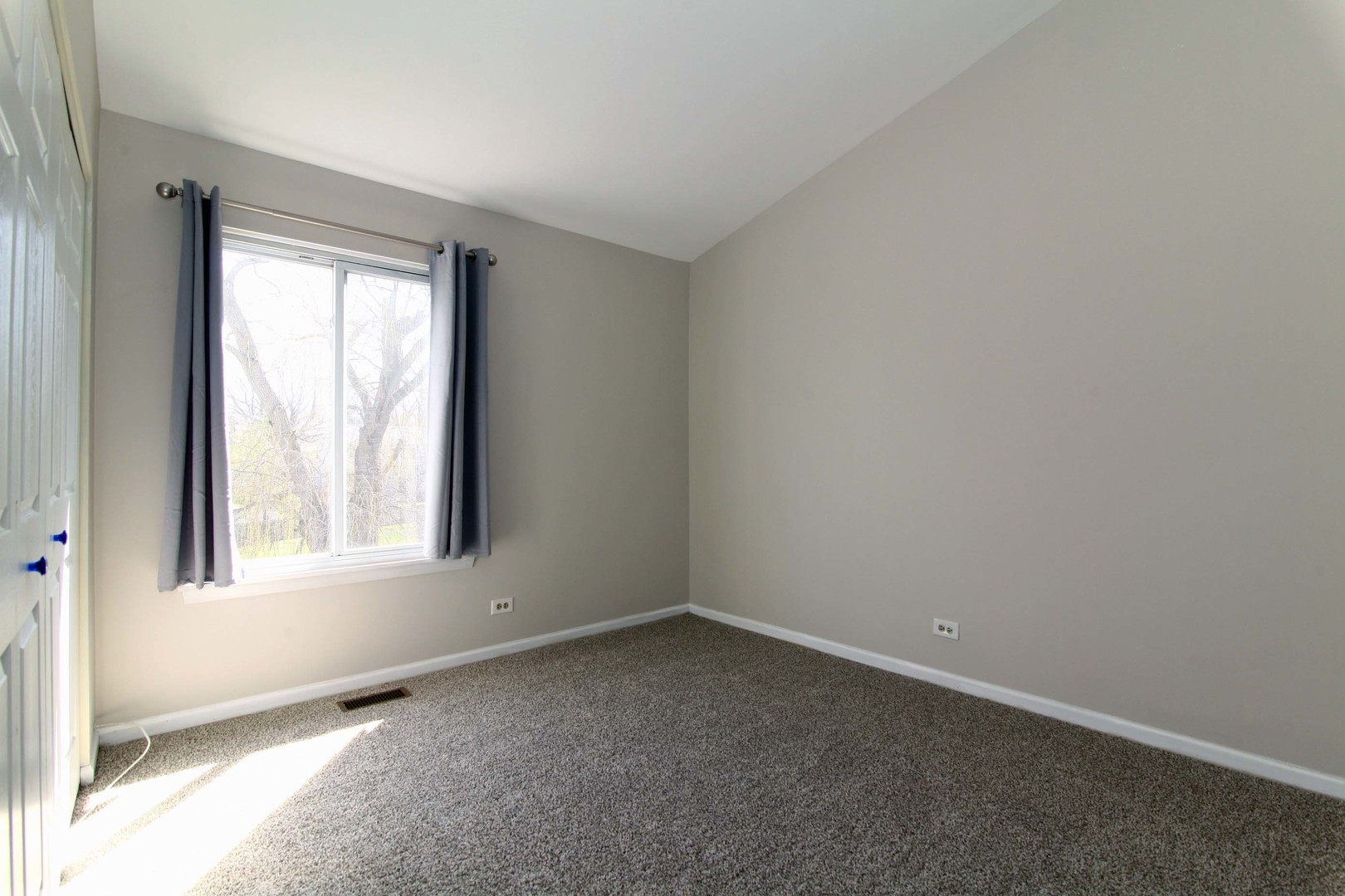 1833 Barnhill Drive, Mundelein, IL 60060