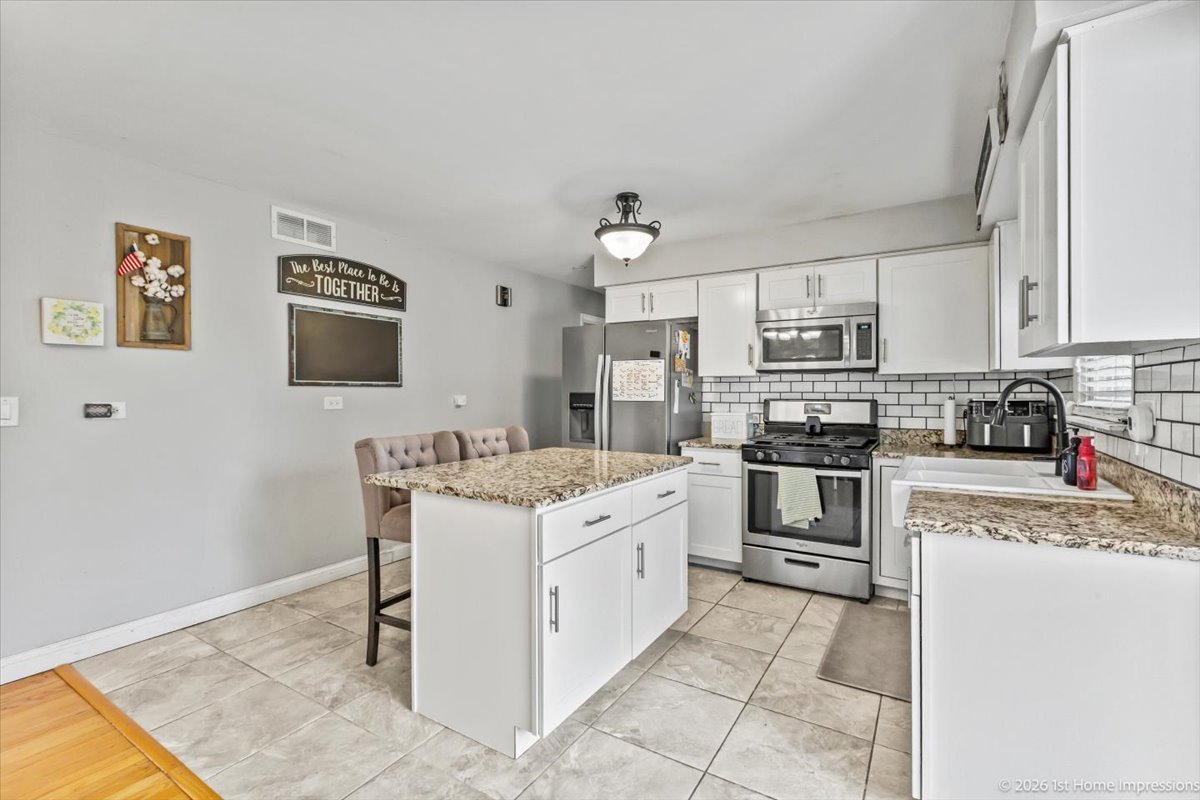 8836 W 93rd Place, Hickory Hills, IL 60457