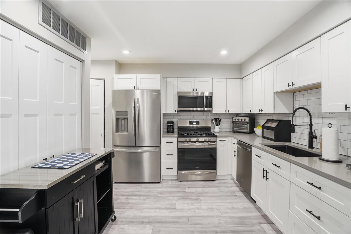 7 Adams Court #A, Streamwood, IL 60107