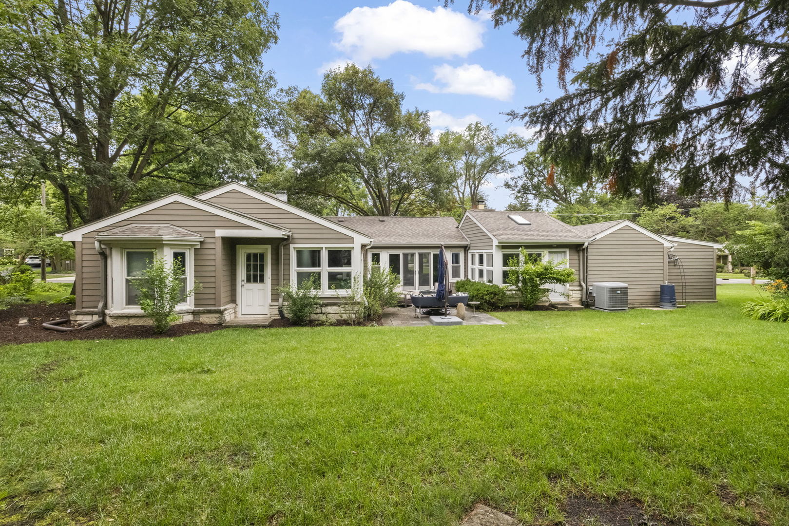 255 CREST Road, Glen Ellyn, IL 60137