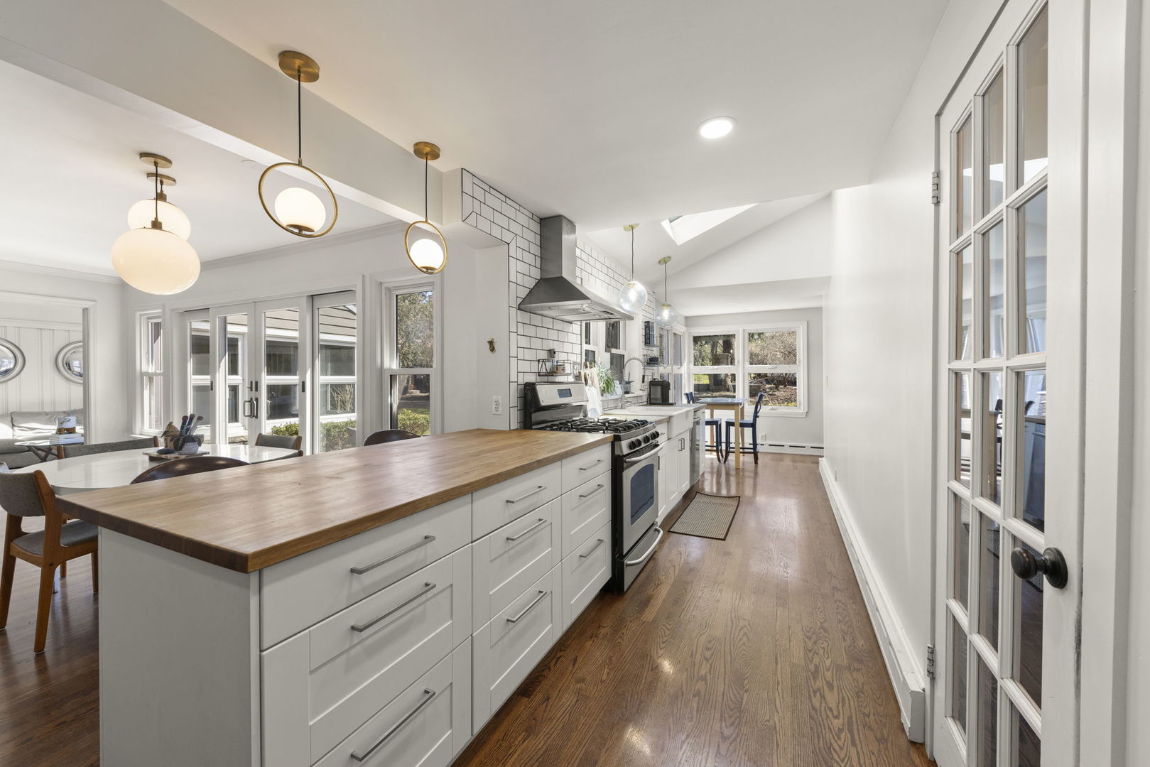 255 CREST Road, Glen Ellyn, IL 60137