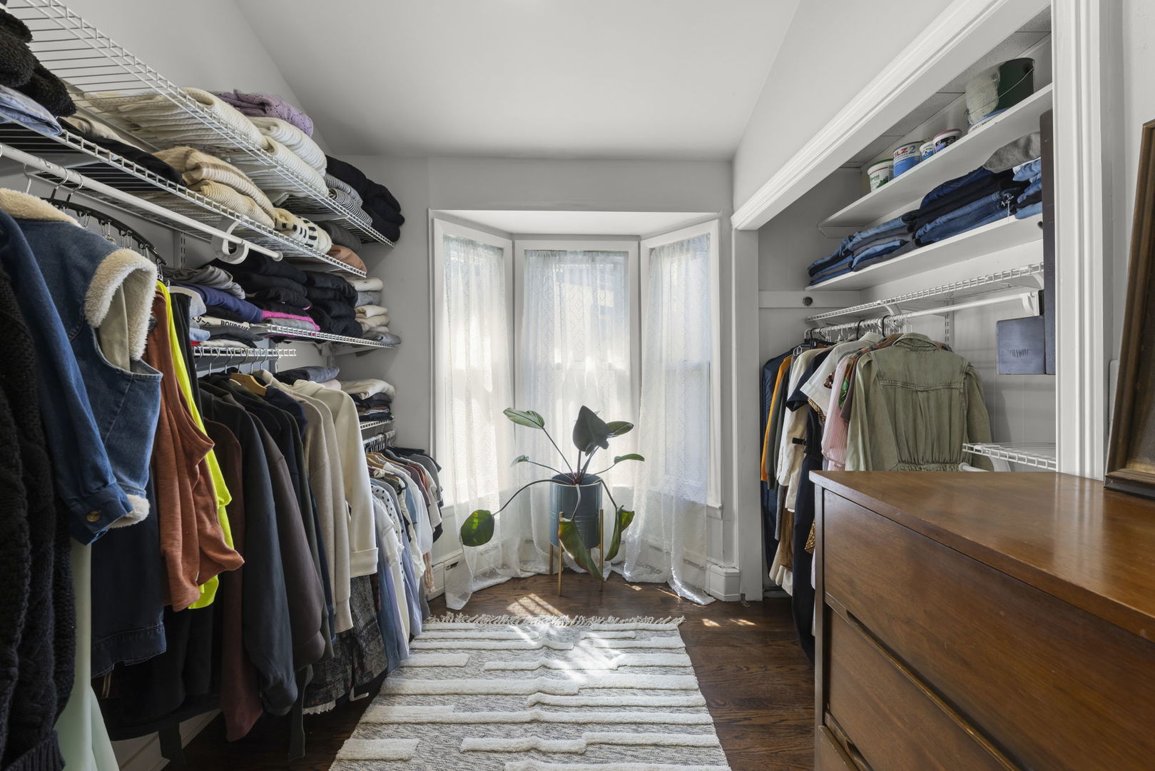 255 CREST Road, Glen Ellyn, IL 60137