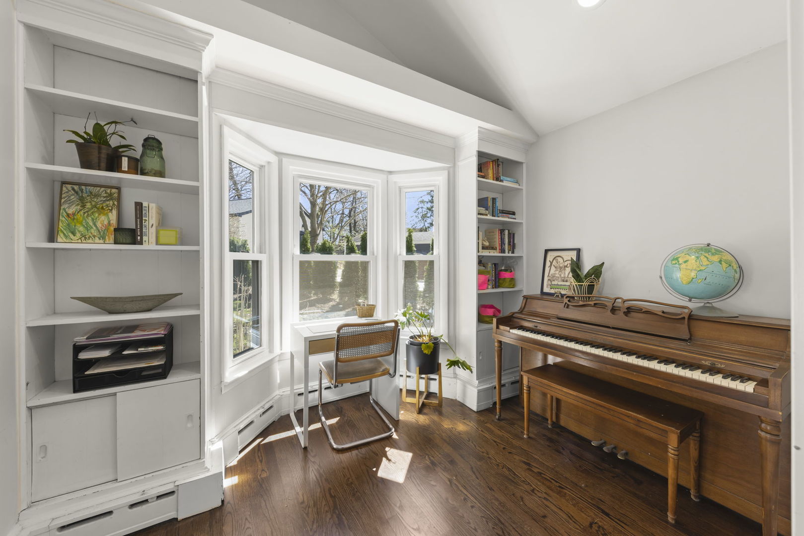 255 CREST Road, Glen Ellyn, IL 60137