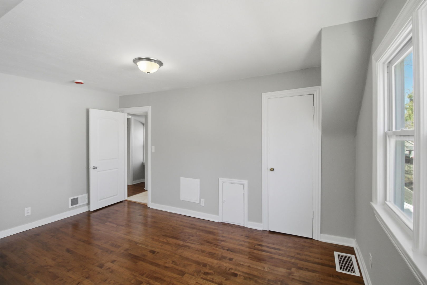 222 S Hudson Street, Westmont, IL 60559