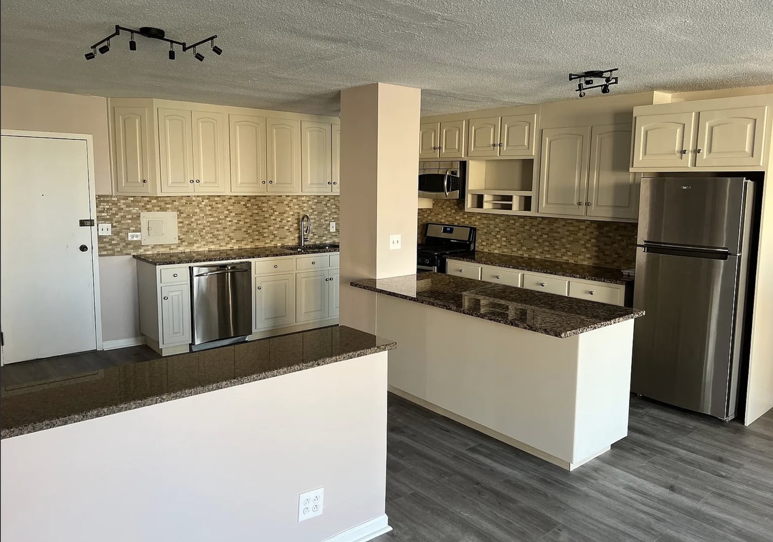 2211 S Stewart Avenue #3B, Lombard, IL 60148