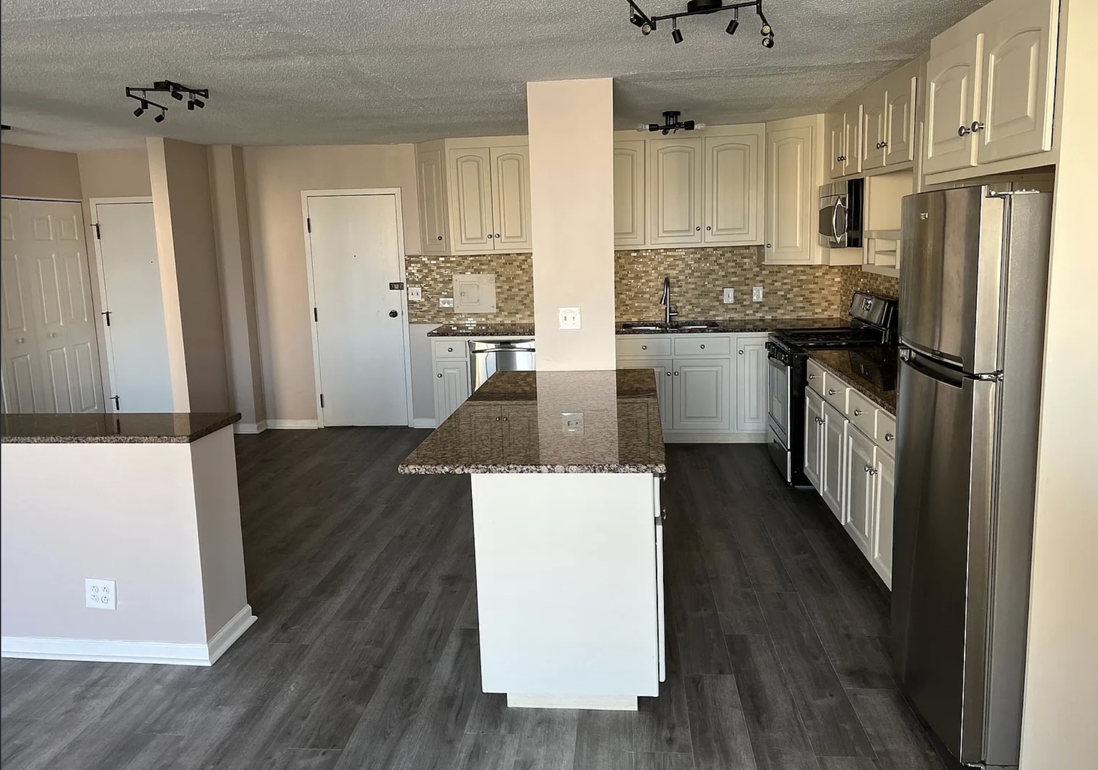 2211 S Stewart Avenue #3B, Lombard, IL 60148