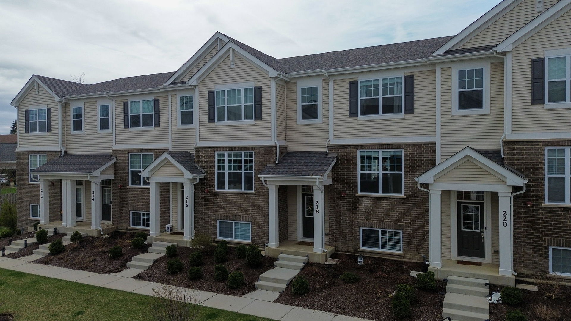218 Timberleaf Circle, Roselle, IL 60172