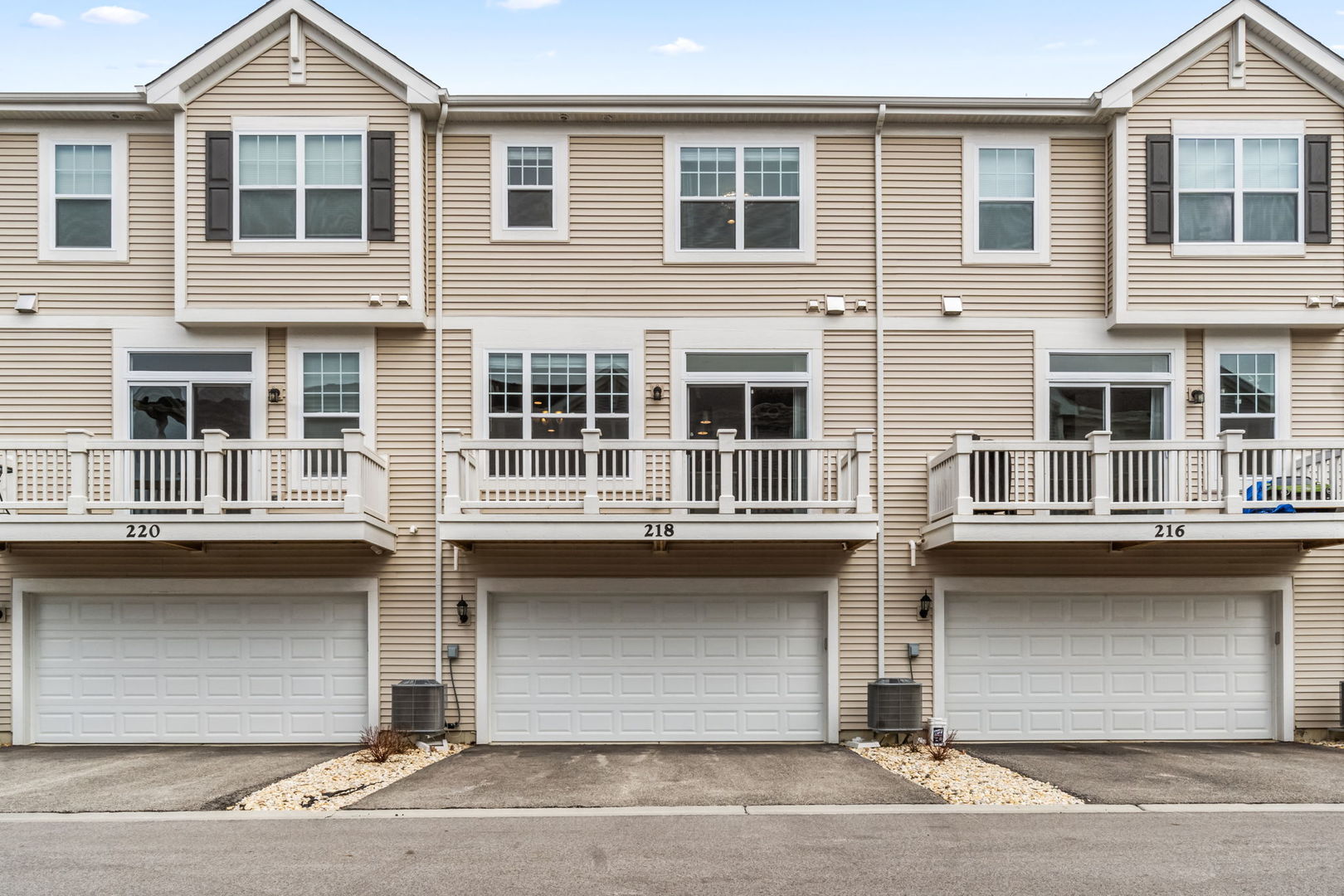 218 Timberleaf Circle, Roselle, IL 60172