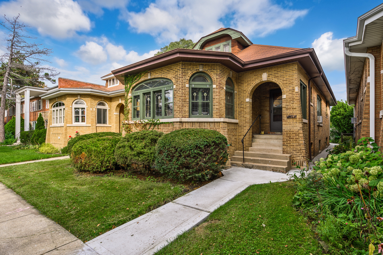6739 N Rockwell Street, Chicago, IL 60645