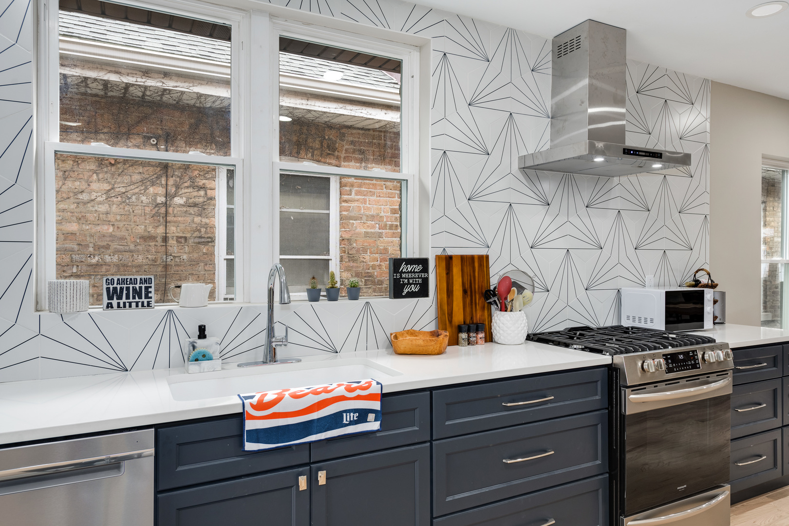 6739 N Rockwell Street, Chicago, IL 60645