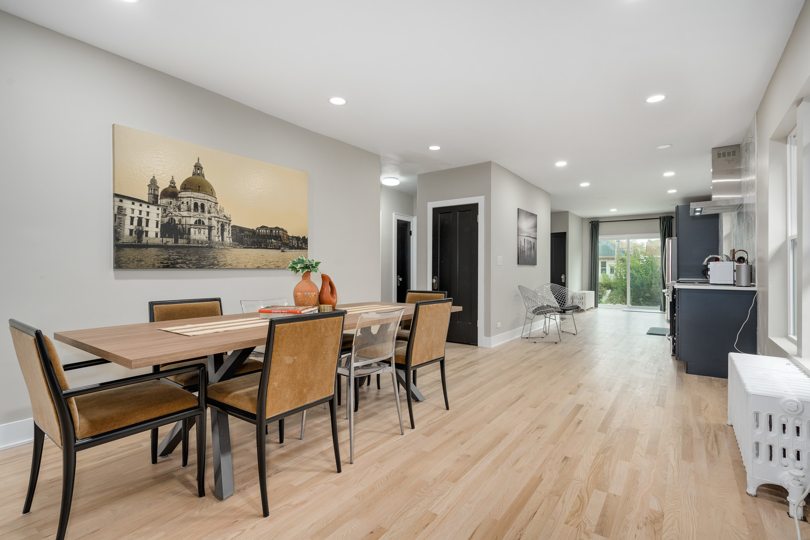 6739 N Rockwell Street, Chicago, IL 60645