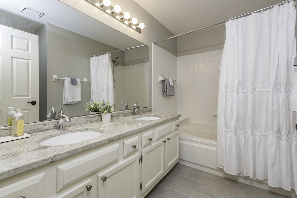 107 Templeton Street, Lake Bluff, IL 60044