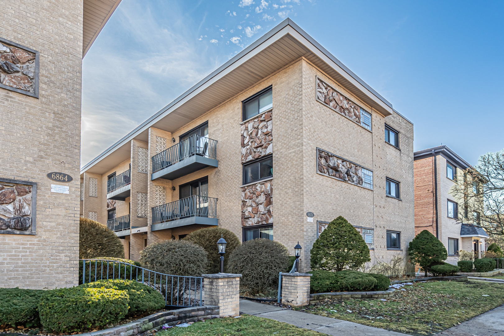 6870 N Northwest Highway #2F, Chicago, IL 60631