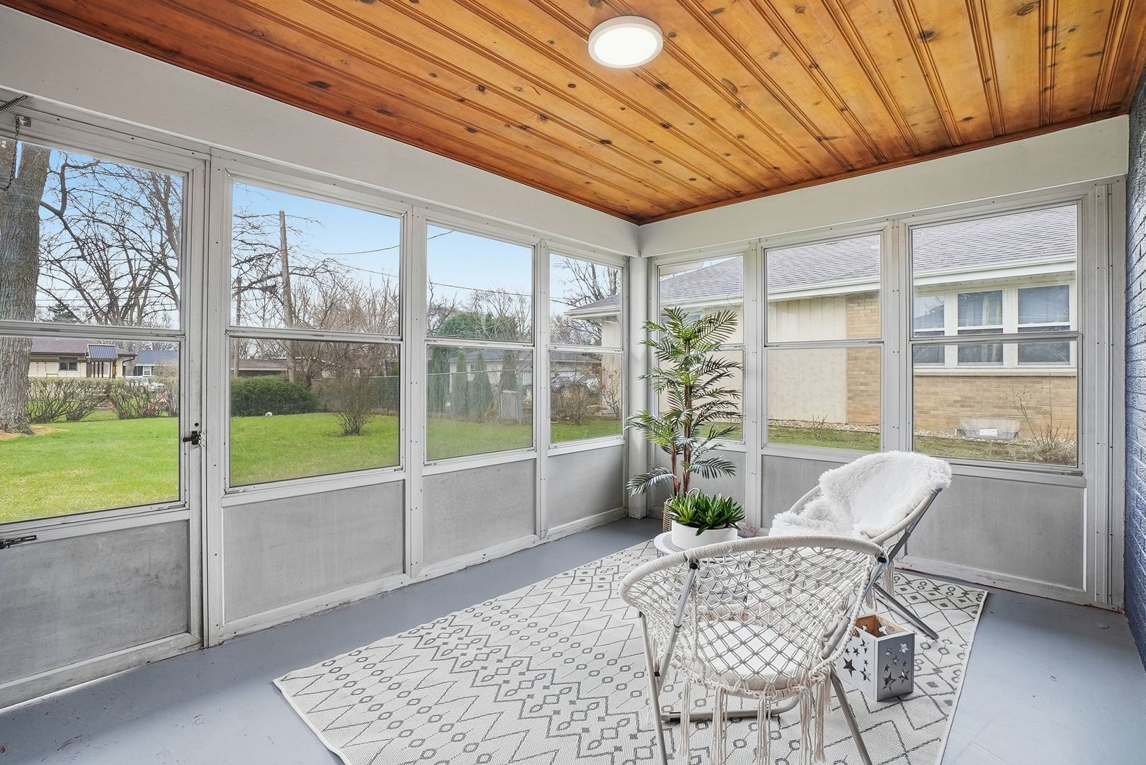 1430 E Emmerson Lane, Mount Prospect, IL 60056