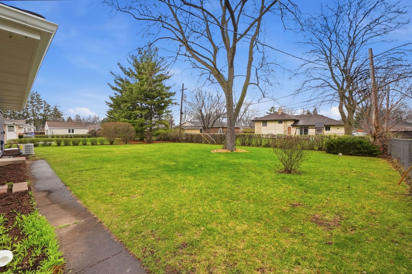 1430 E Emmerson Lane, Mount Prospect, IL 60056