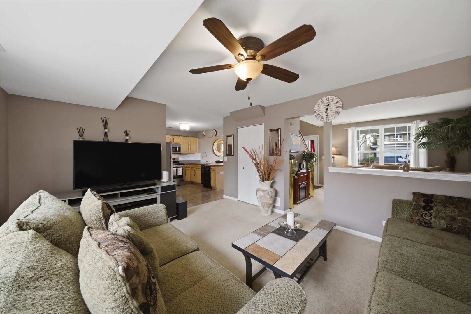 1615 Victoria Park Circle, Aurora, IL 60504