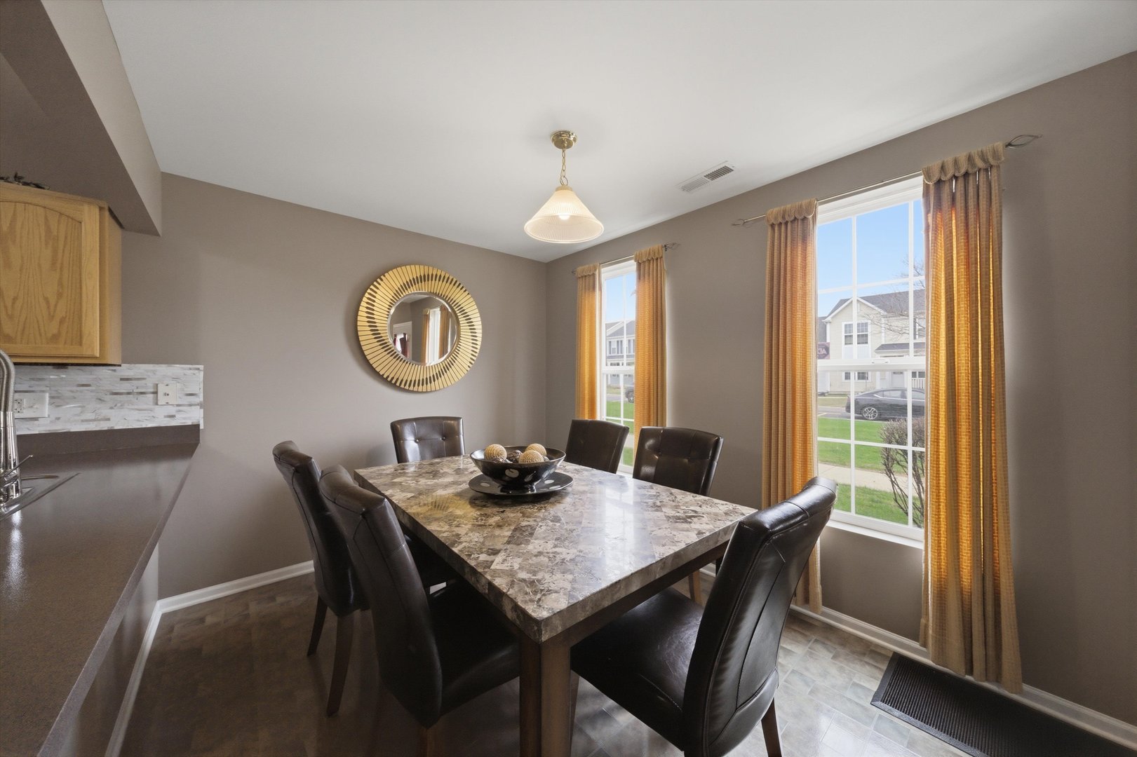 1615 Victoria Park Circle, Aurora, IL 60504