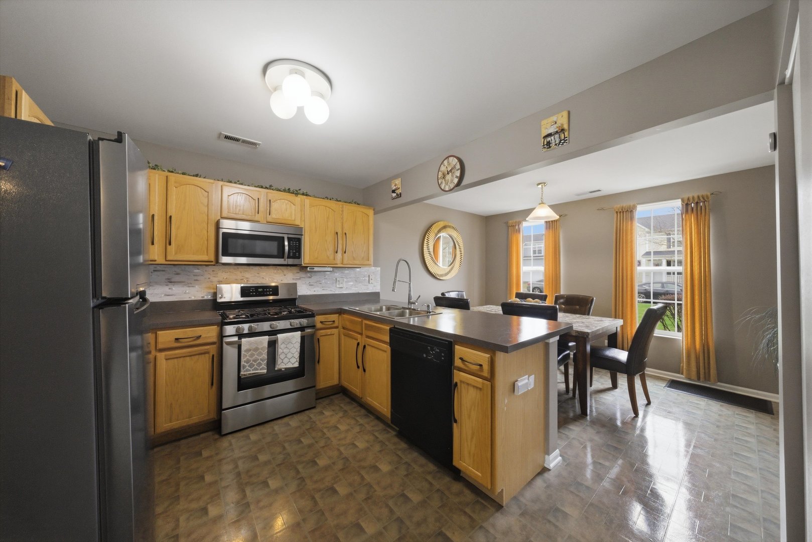 1615 Victoria Park Circle, Aurora, IL 60504