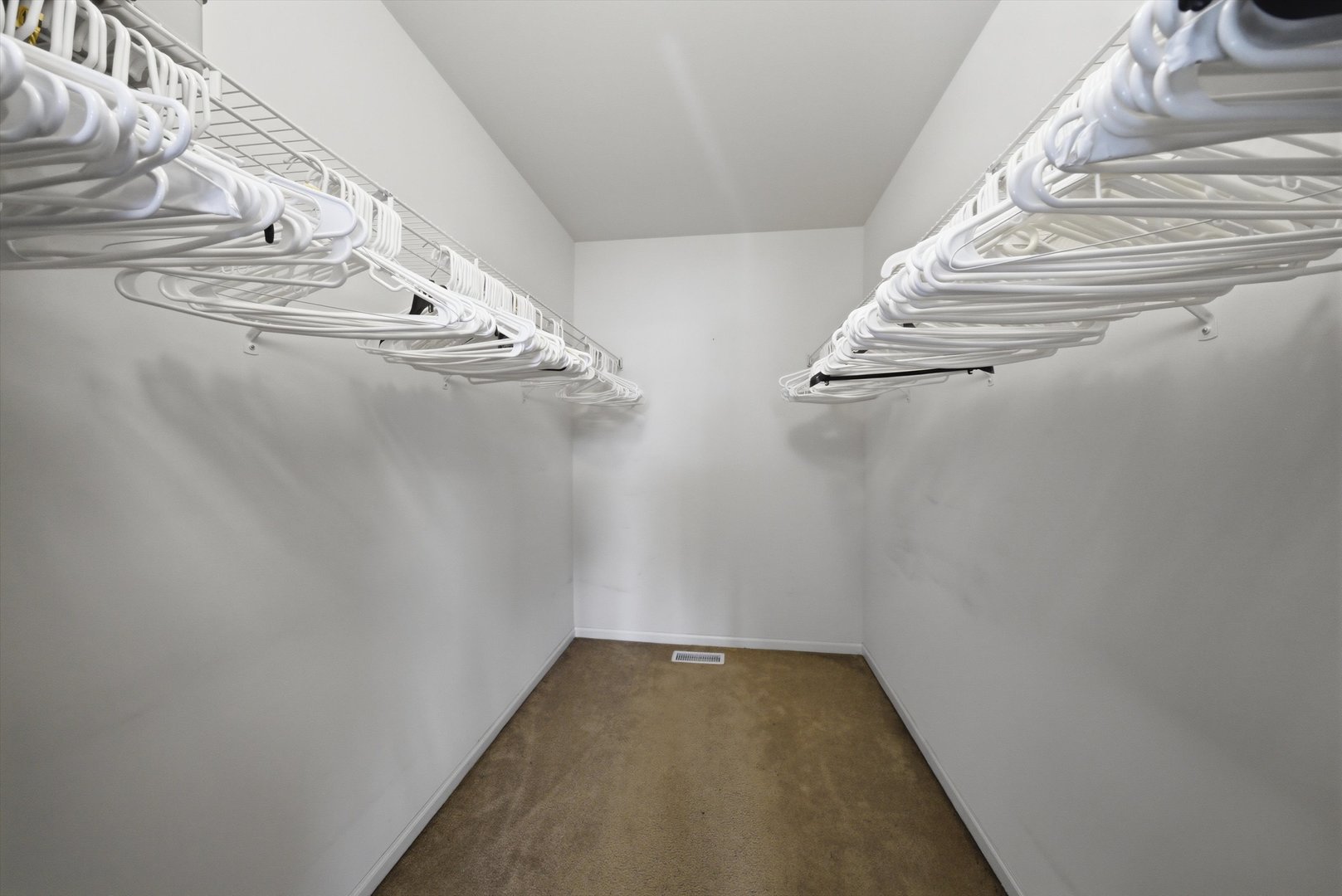 1615 Victoria Park Circle, Aurora, IL 60504