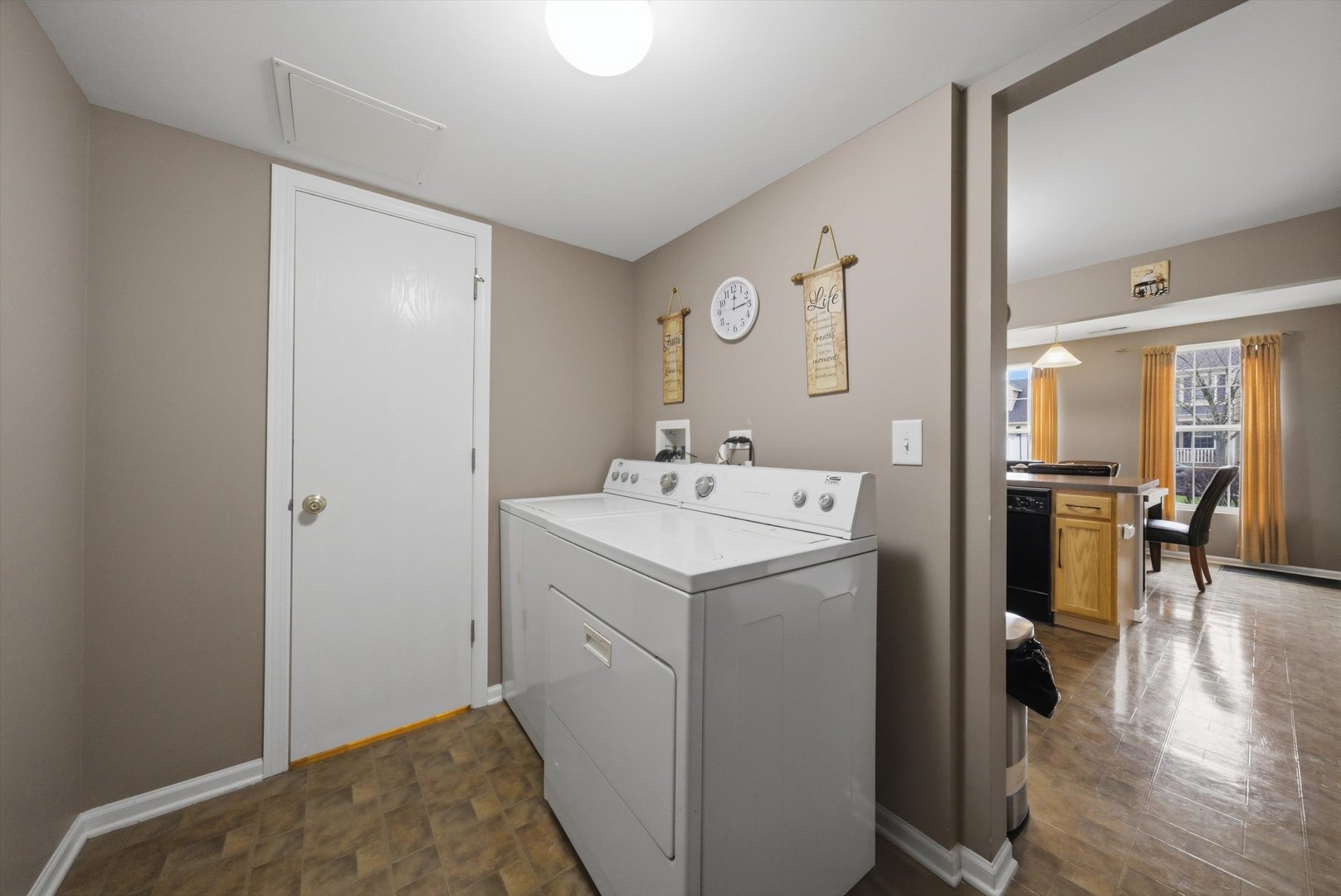 1615 Victoria Park Circle, Aurora, IL 60504