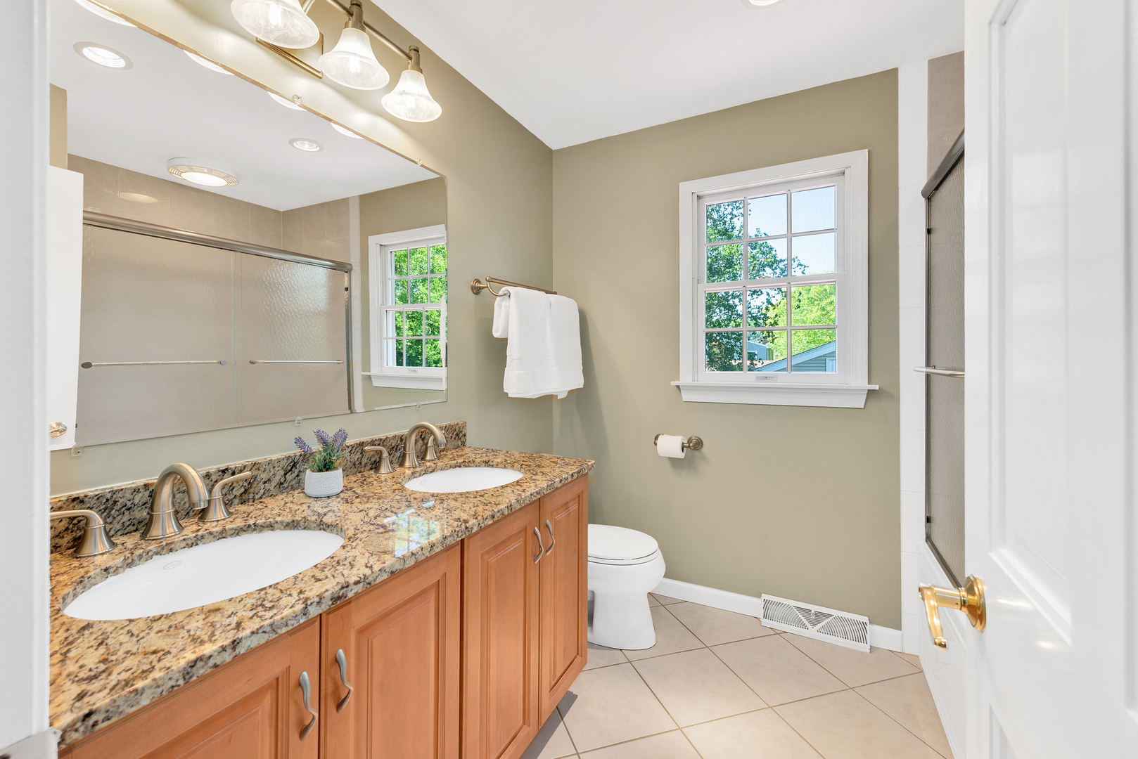 1378 Colonial Square, Wheaton, IL 60189