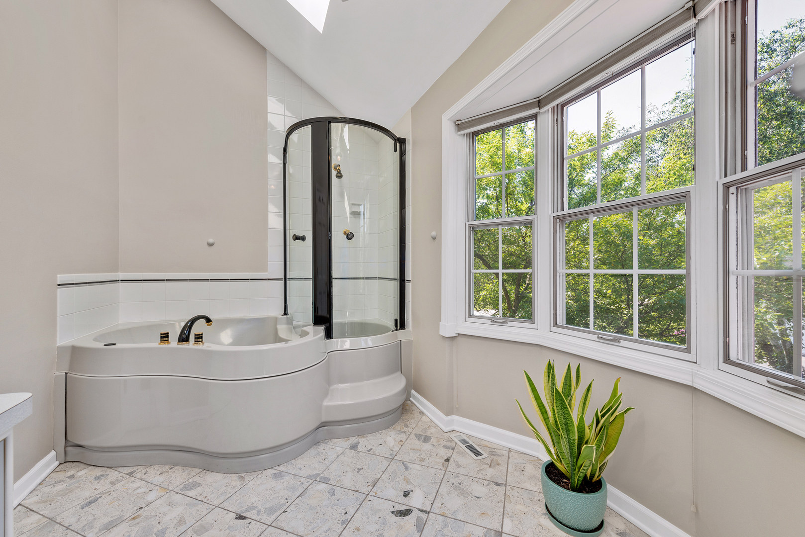 1378 Colonial Square, Wheaton, IL 60189