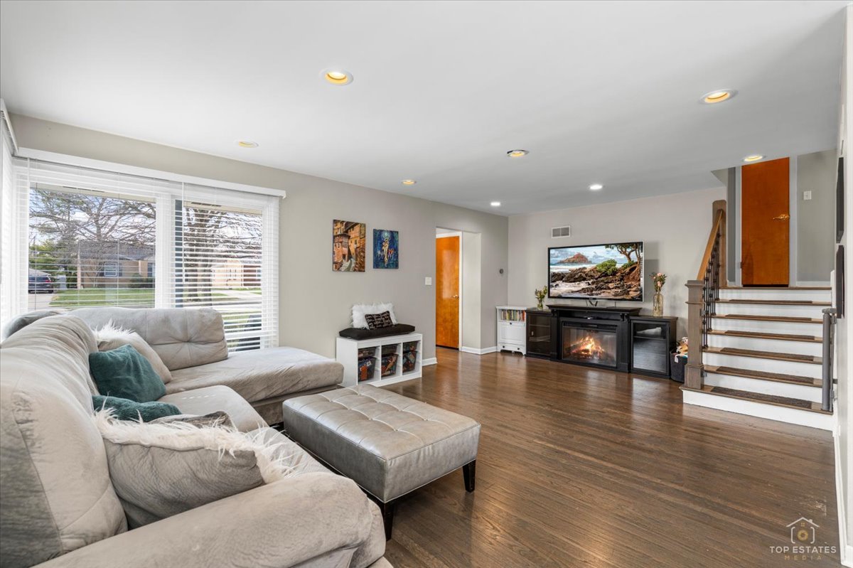 735 S Princeton Avenue, Villa Park, IL 60181