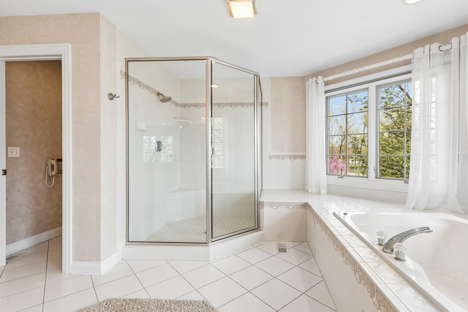 25246 N Abbey Glenn Drive, Hawthorn Woods, IL 60047