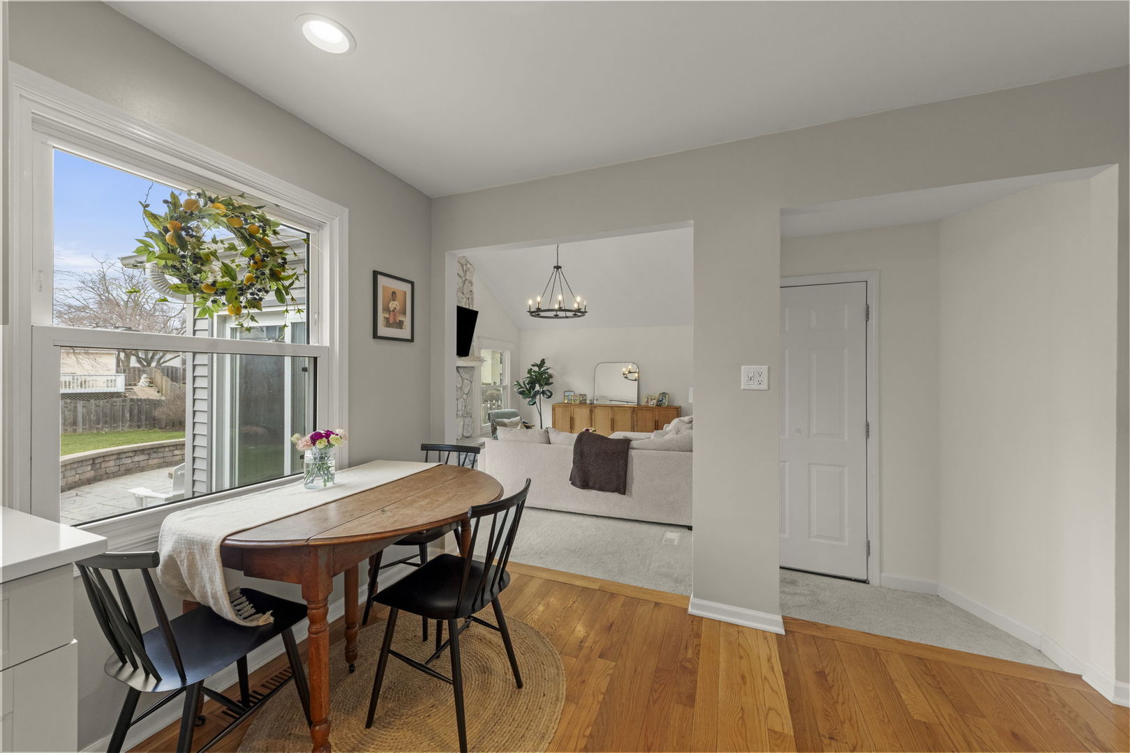 1552 Independence Court, St. Charles, IL 60174