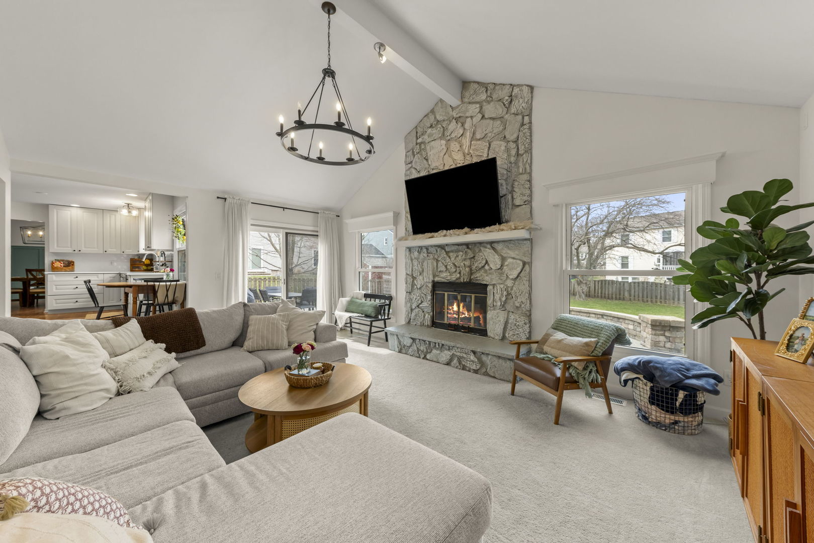 1552 Independence Court, St. Charles, IL 60174