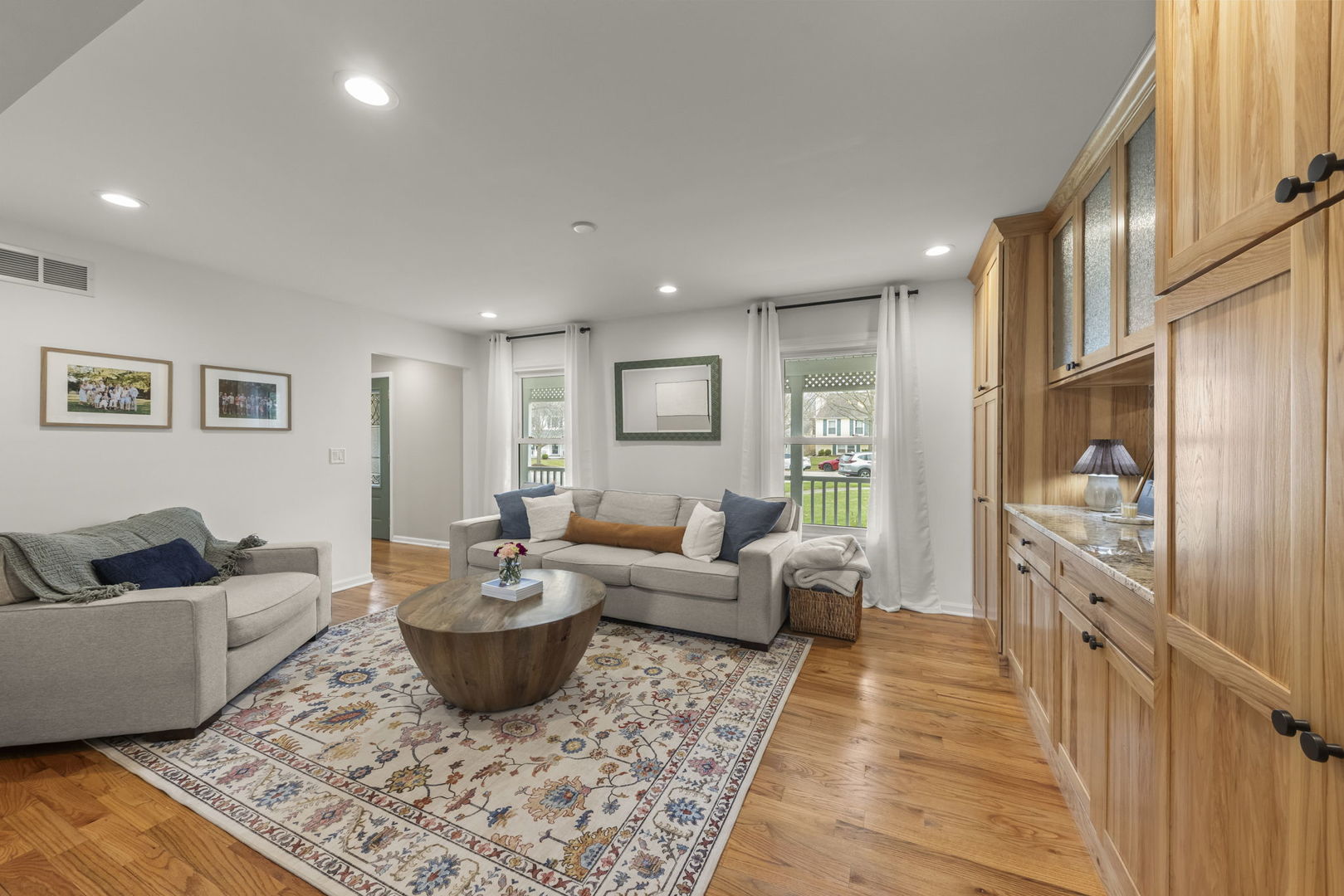 1552 Independence Court, St. Charles, IL 60174