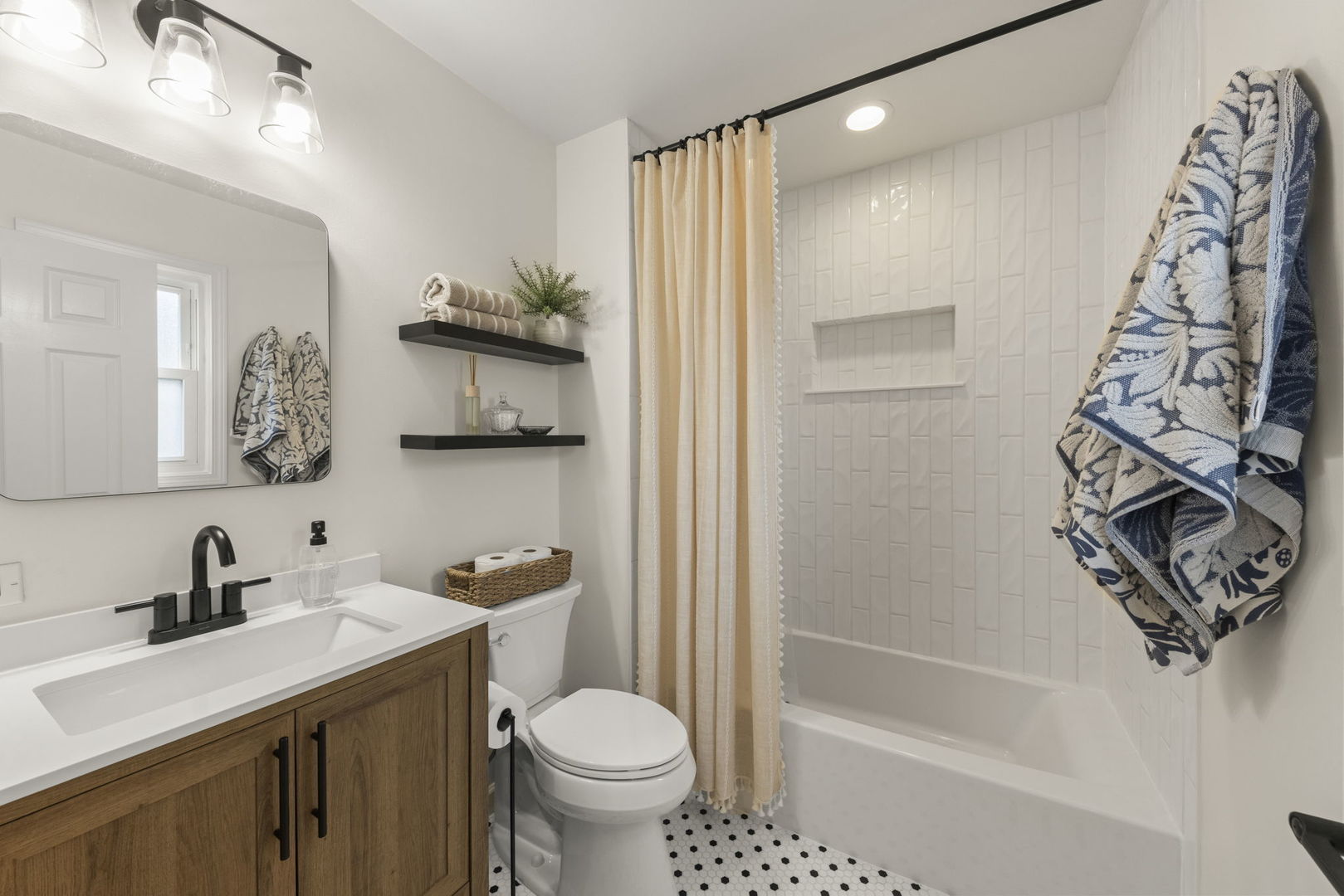 1552 Independence Court, St. Charles, IL 60174