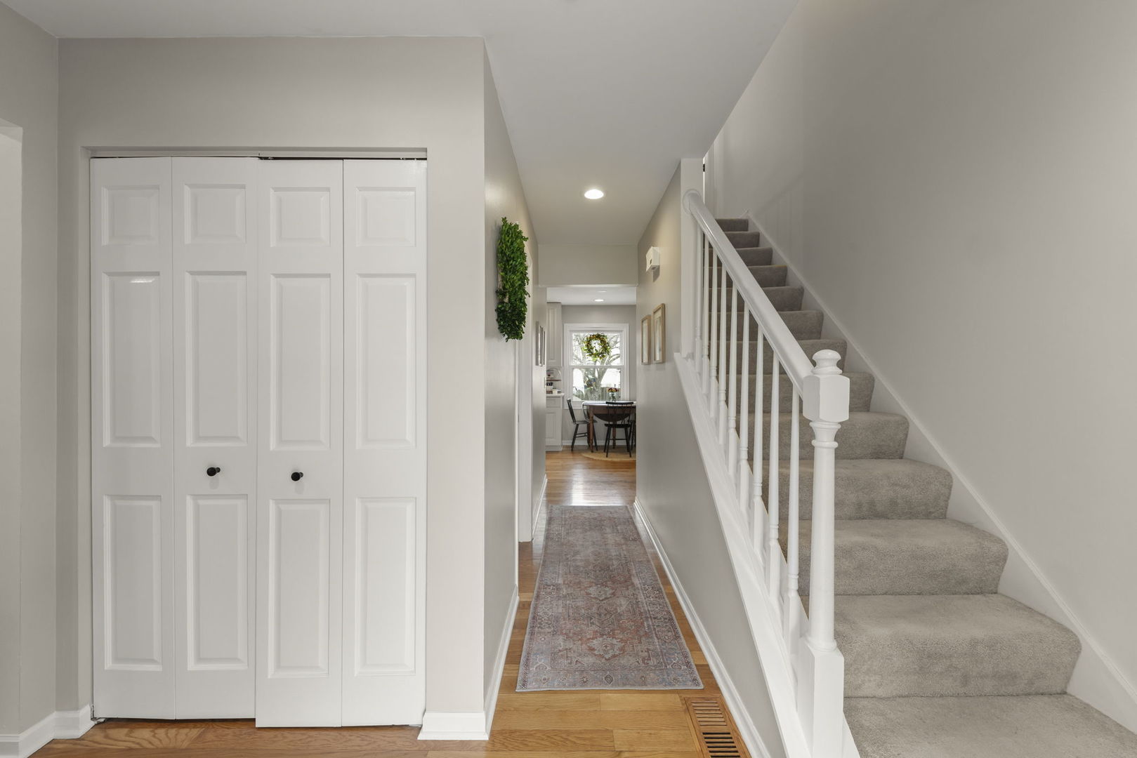 1552 Independence Court, St. Charles, IL 60174