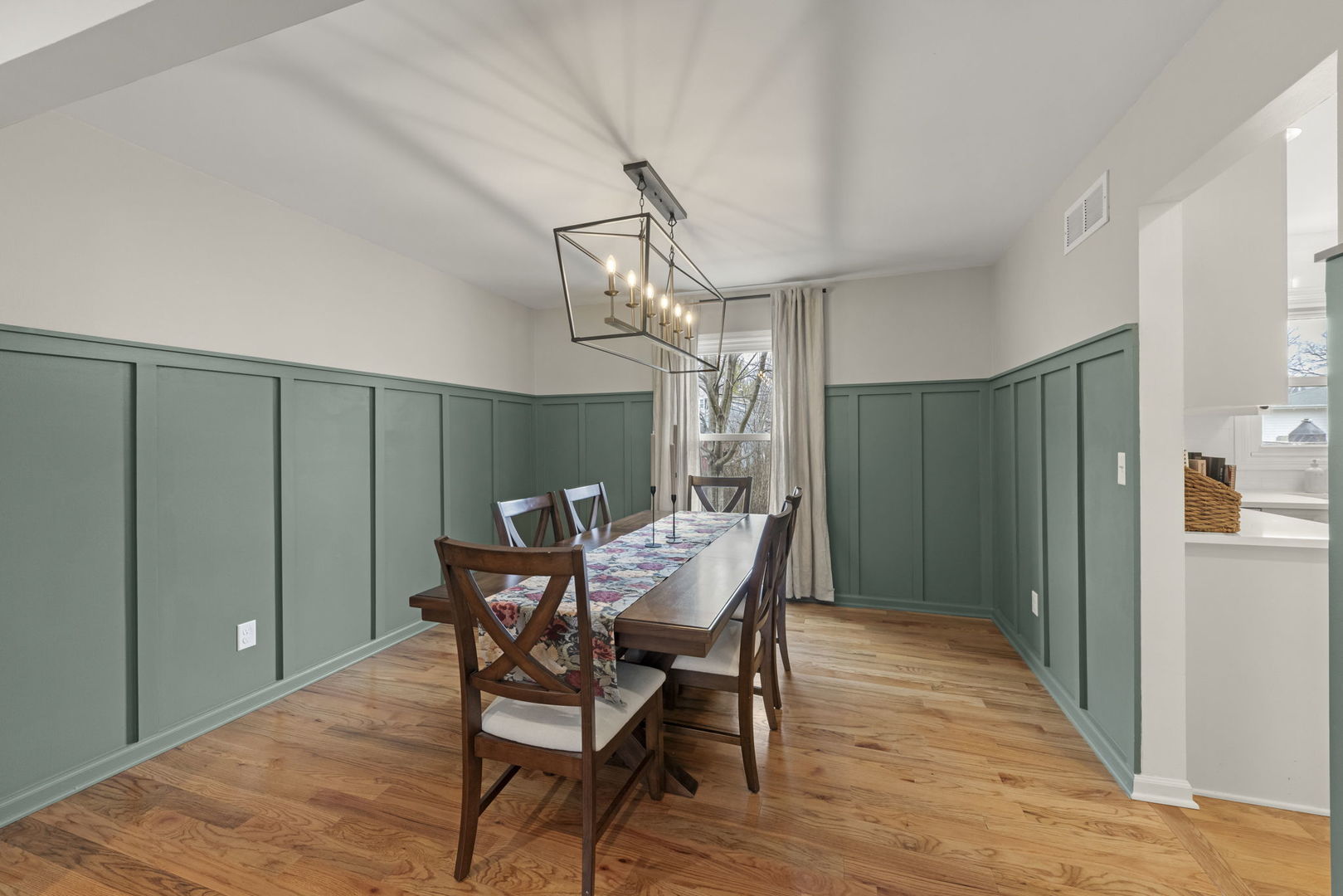 1552 Independence Court, St. Charles, IL 60174