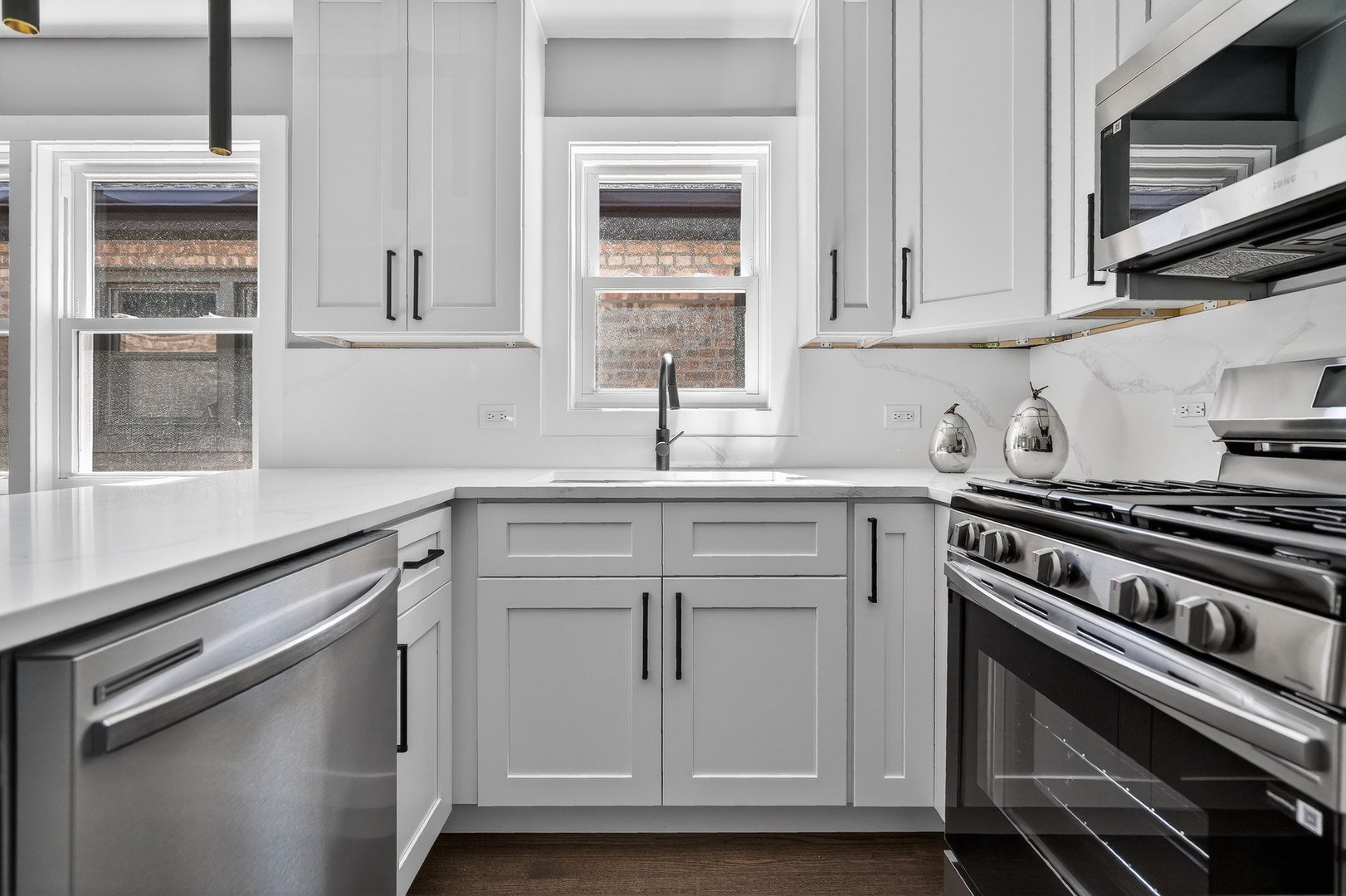 10533 S Whipple Street, Chicago, IL 60655