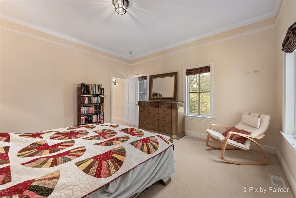 27 W Onwentsia Road, Lake Forest, IL 60045