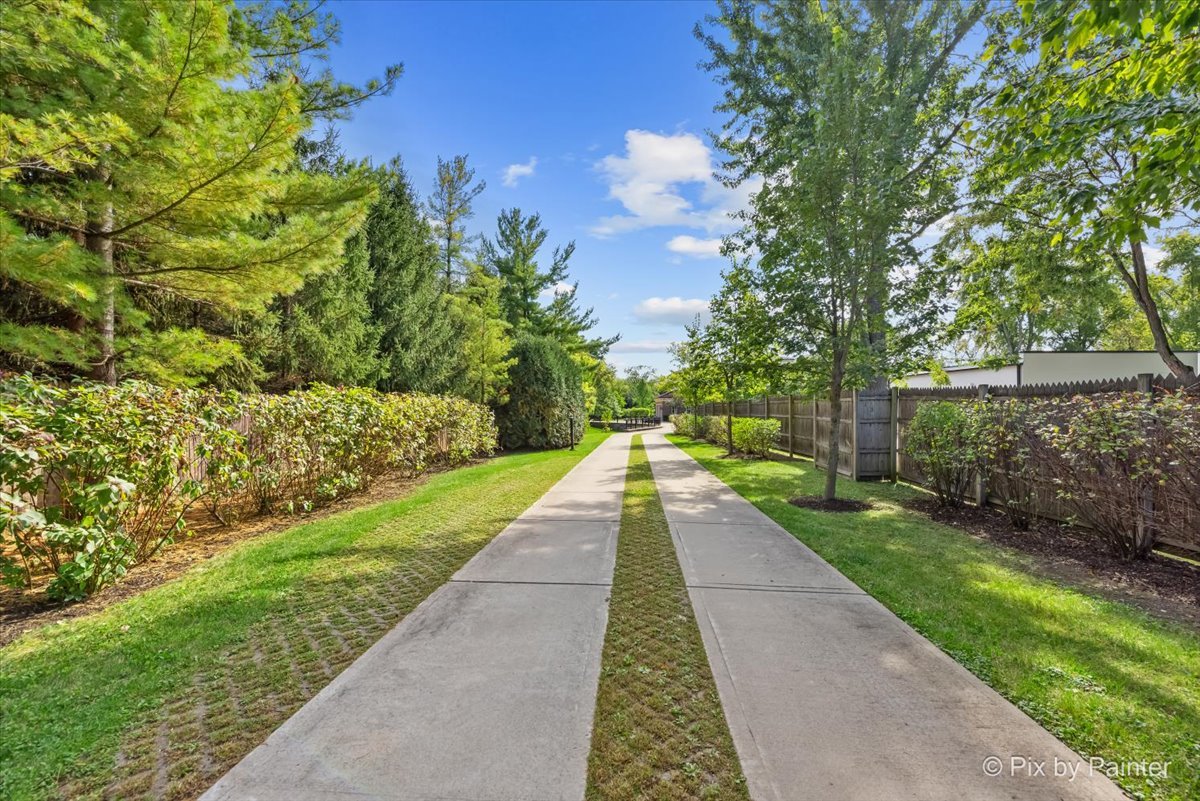 27 W Onwentsia Road, Lake Forest, IL 60045