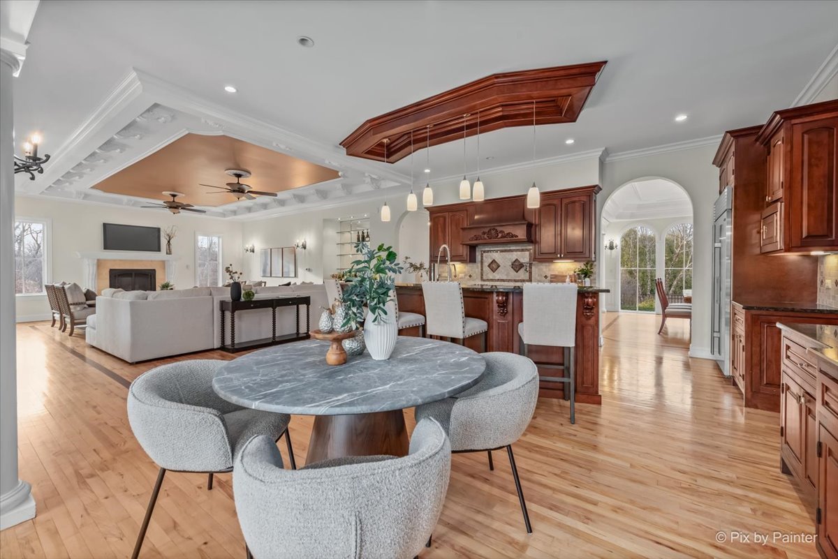 27 W Onwentsia Road, Lake Forest, IL 60045