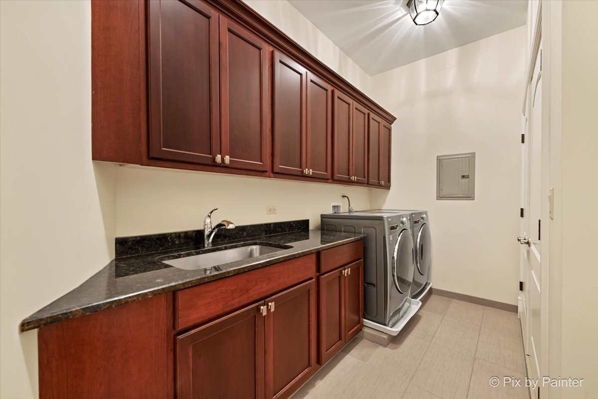 27 W Onwentsia Road, Lake Forest, IL 60045