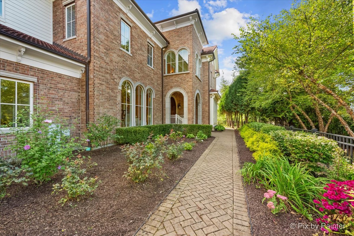 27 W Onwentsia Road, Lake Forest, IL 60045