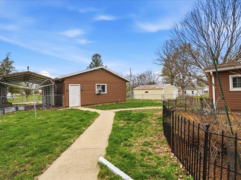 208 NW Madison Street, Hopedale, IL 61747