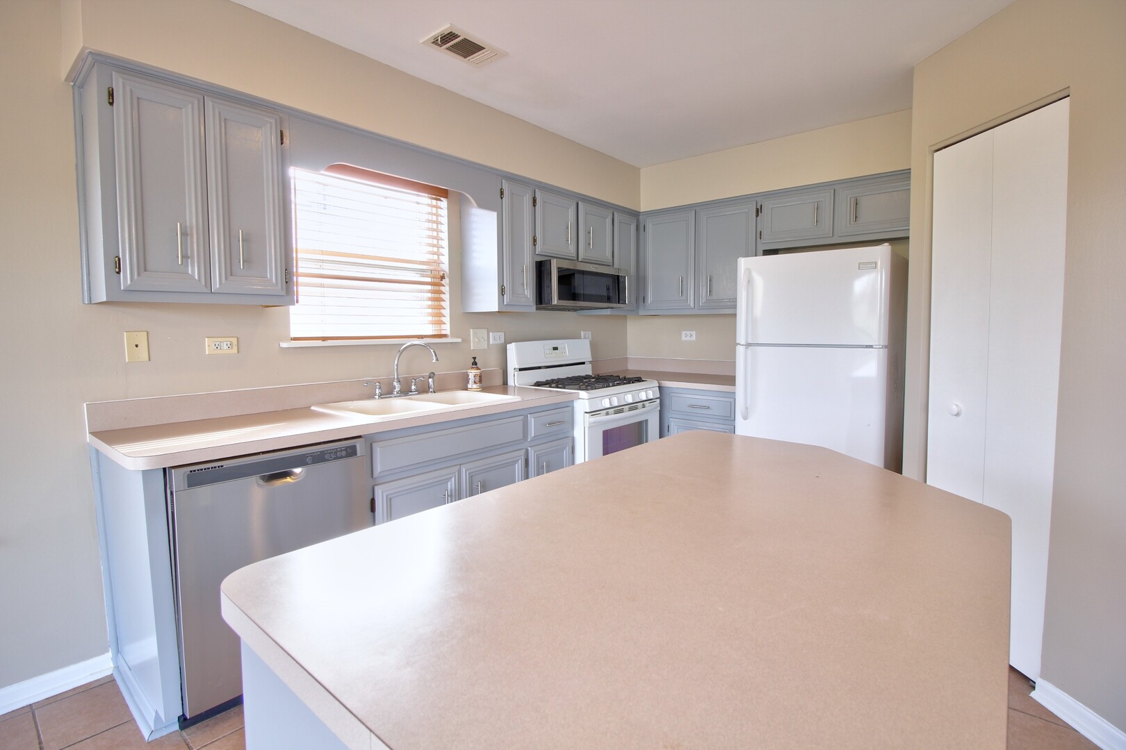 16472 TETON Drive #D, Lockport, IL 60441