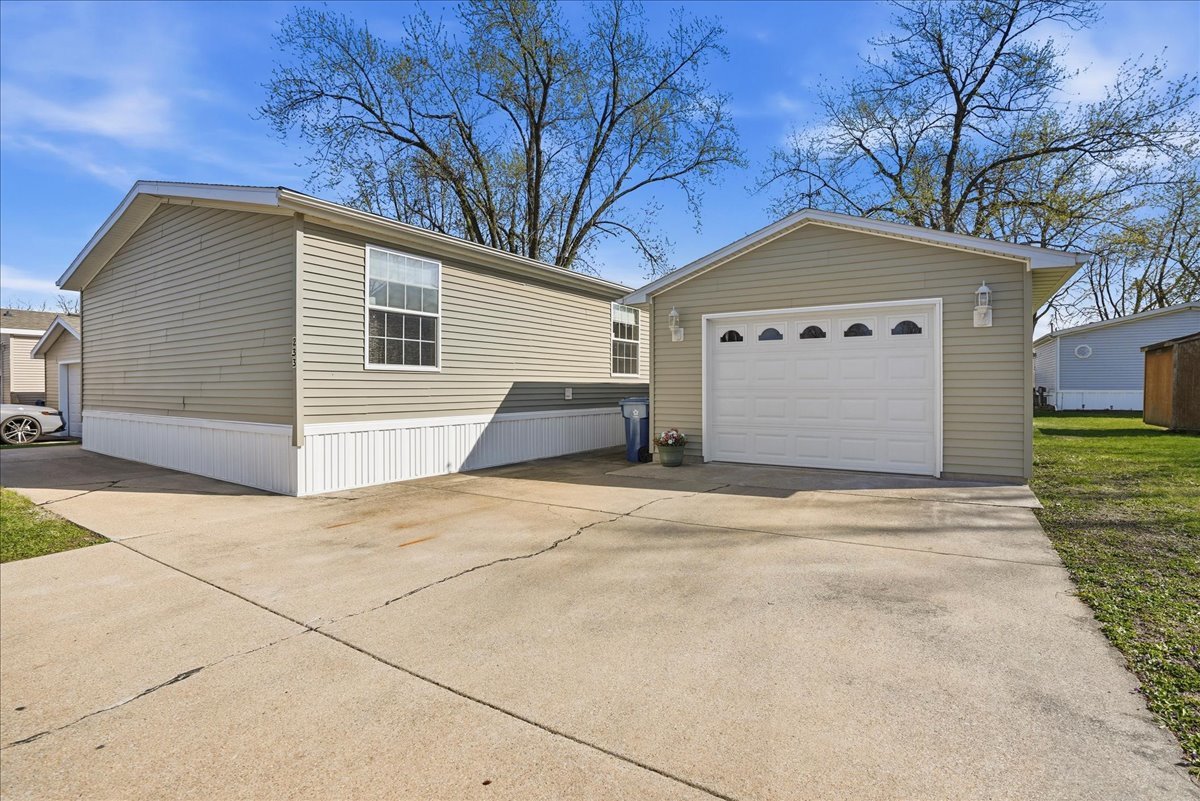 233 Avenue E Street, Bloomington, IL 61704