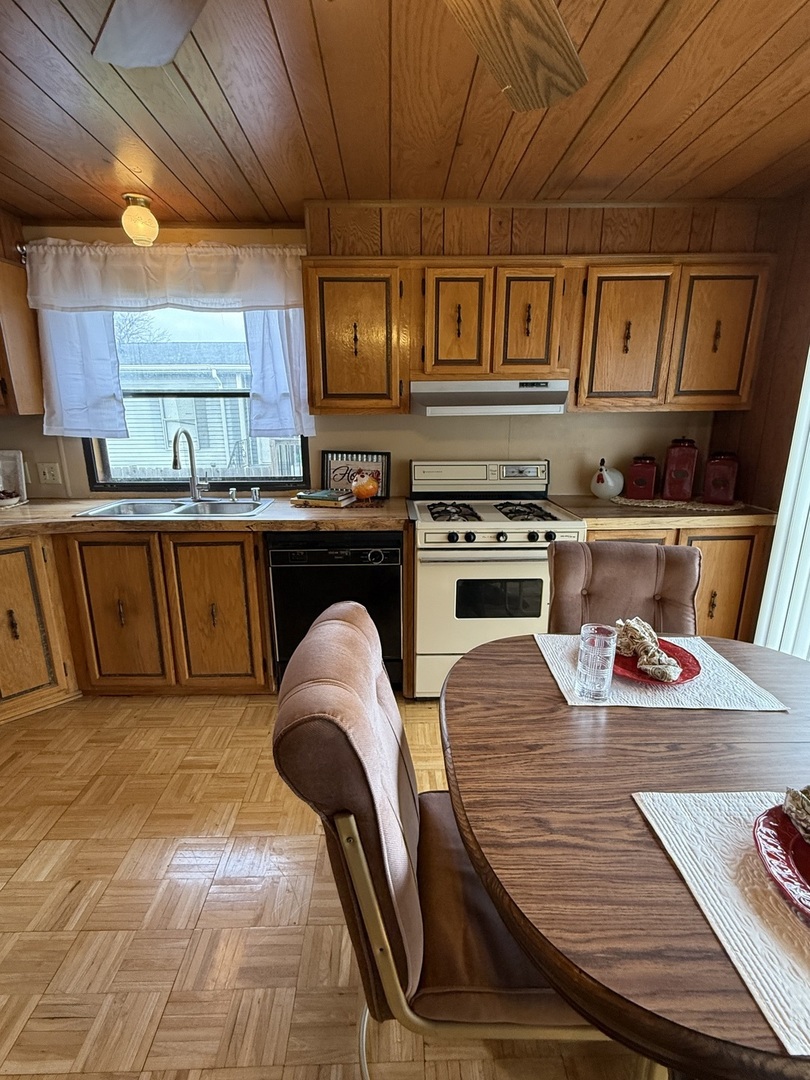 608 Tanglewood Road, Matteson, IL 60443