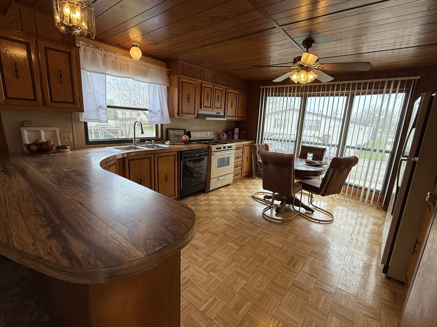 608 Tanglewood Road, Matteson, IL 60443