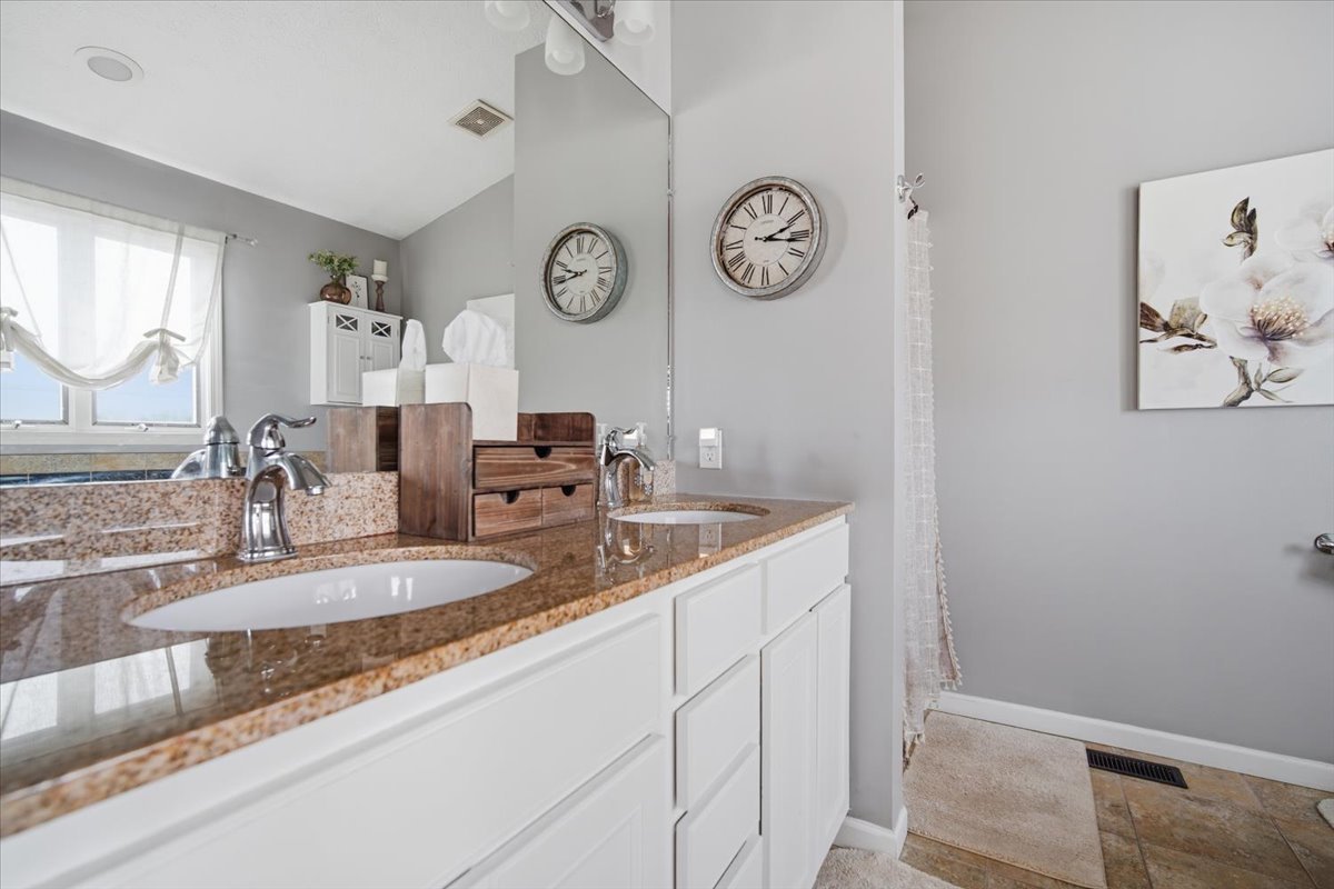 22 Long Cove Court, Bloomington, IL 61704